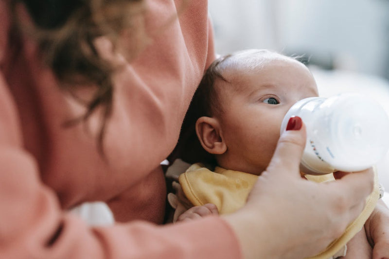 Pros and Cons of Formula Feeding and Breastfeeding